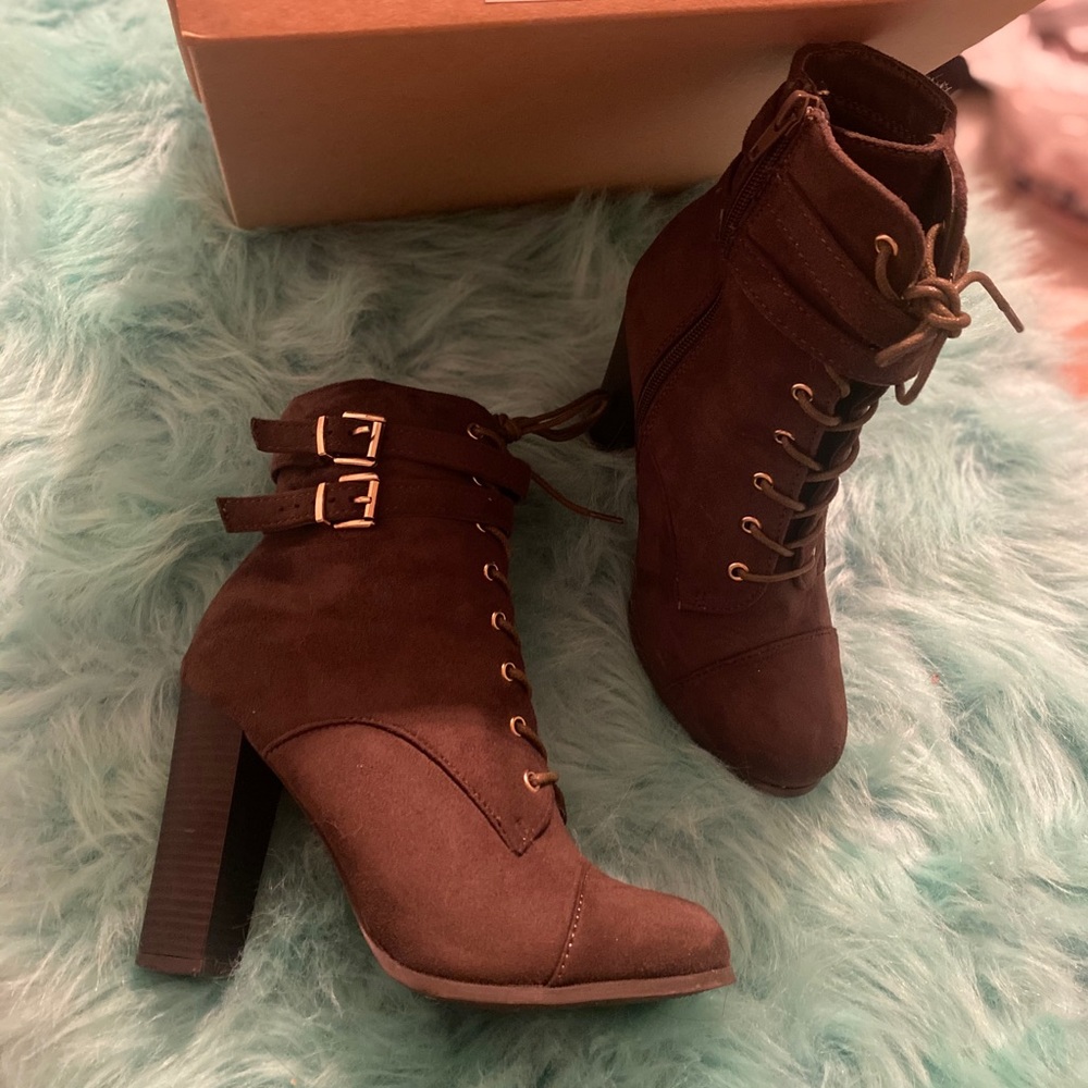 Size 8 olive green bootie